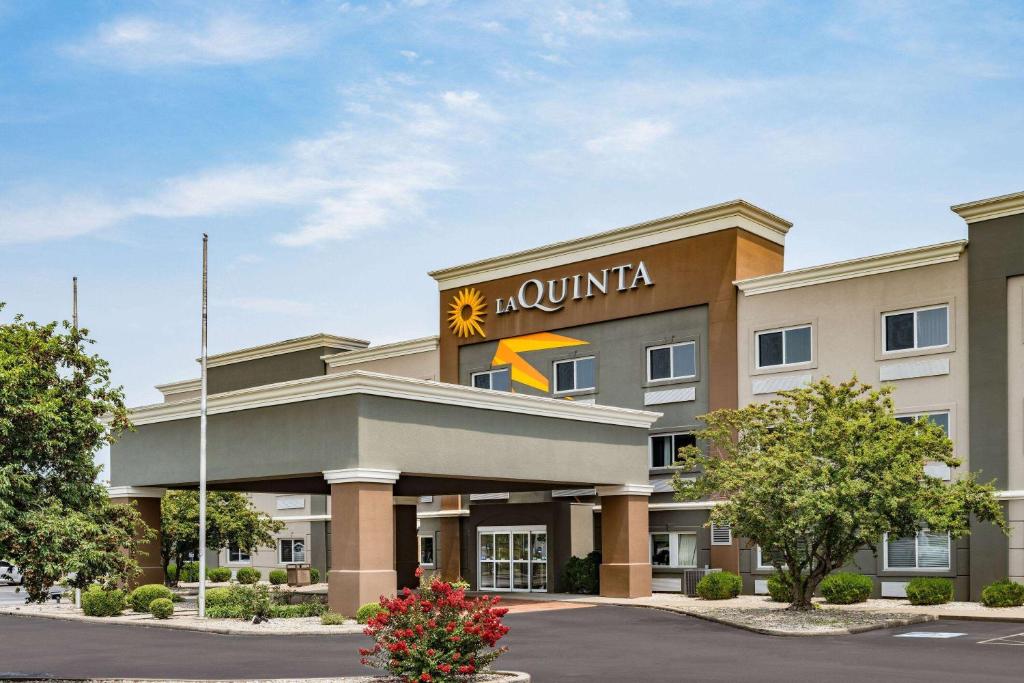 La Quinta Inn & Suites by Wyndham Evansville image
