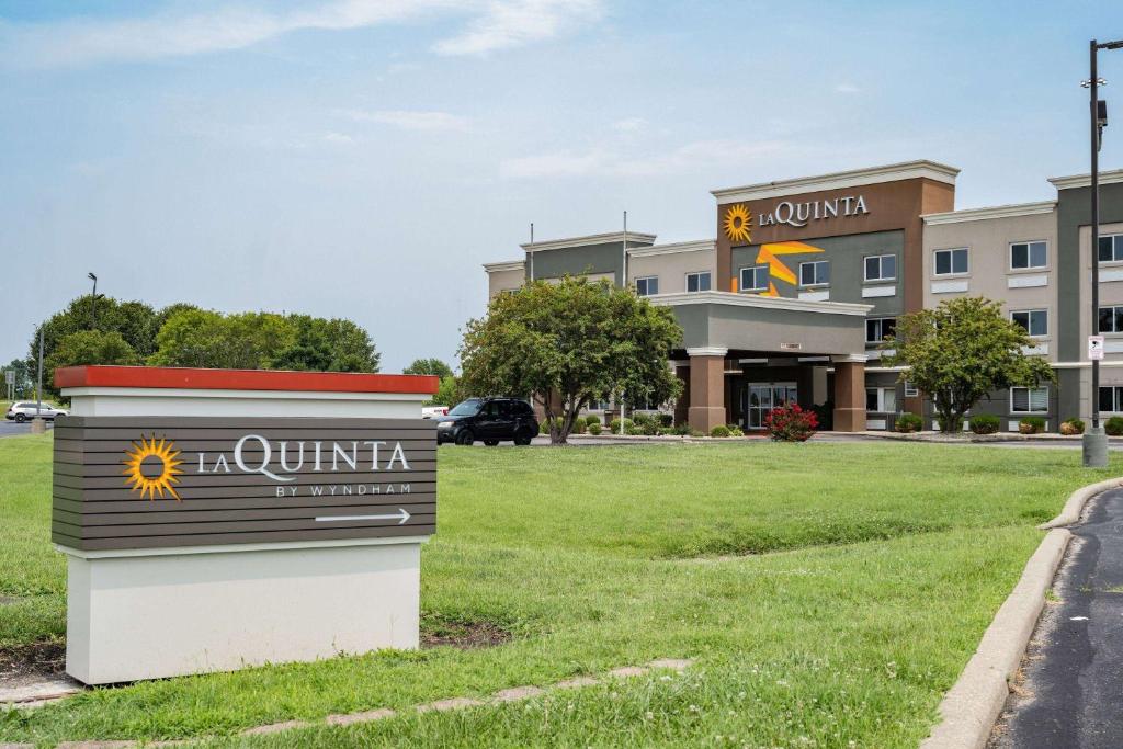 La Quinta by Wyndham Evansville photo 1