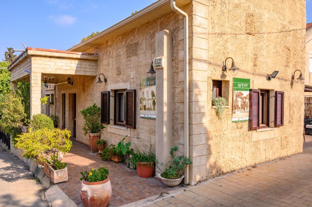 המקום שלי במושבה - My Place in the Colony photo 1