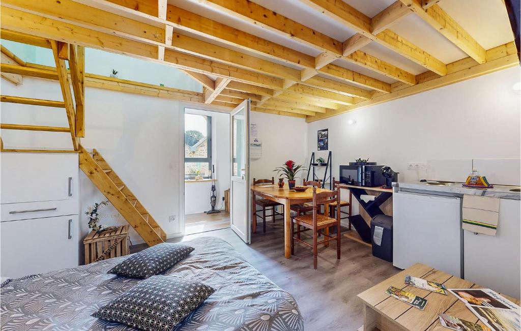 Nice Apartment In Neuilly Le Vendin With Kitchenette photo 2