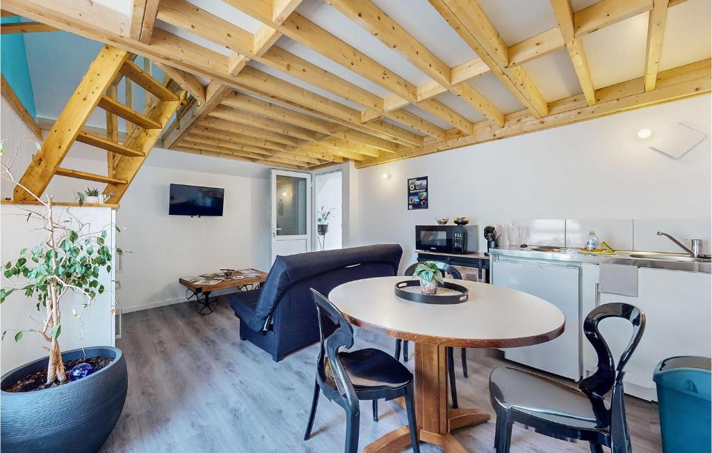 1 Bedroom Lovely Apartment In Neuilly Le Vendin photo 2