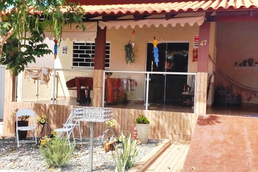 Casa em condomínio, churrasqueira privativa e piscina social