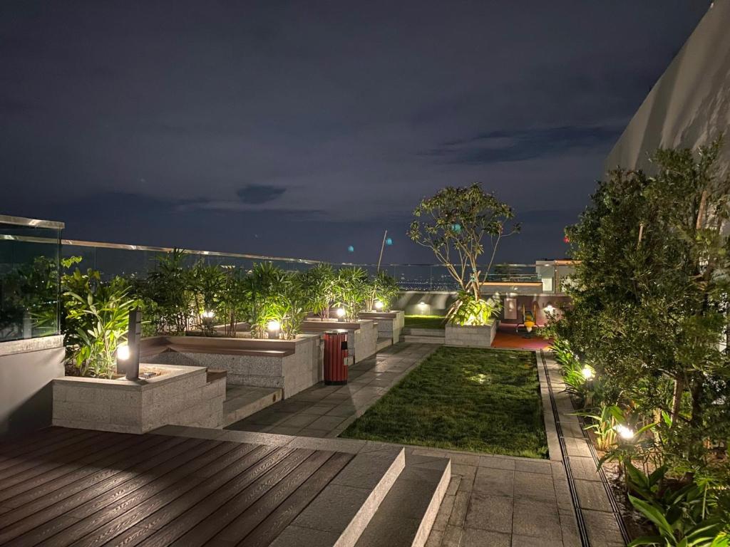 Modern apt - rooftop pool - park view - lux gym - Masteri waterfront photo 4