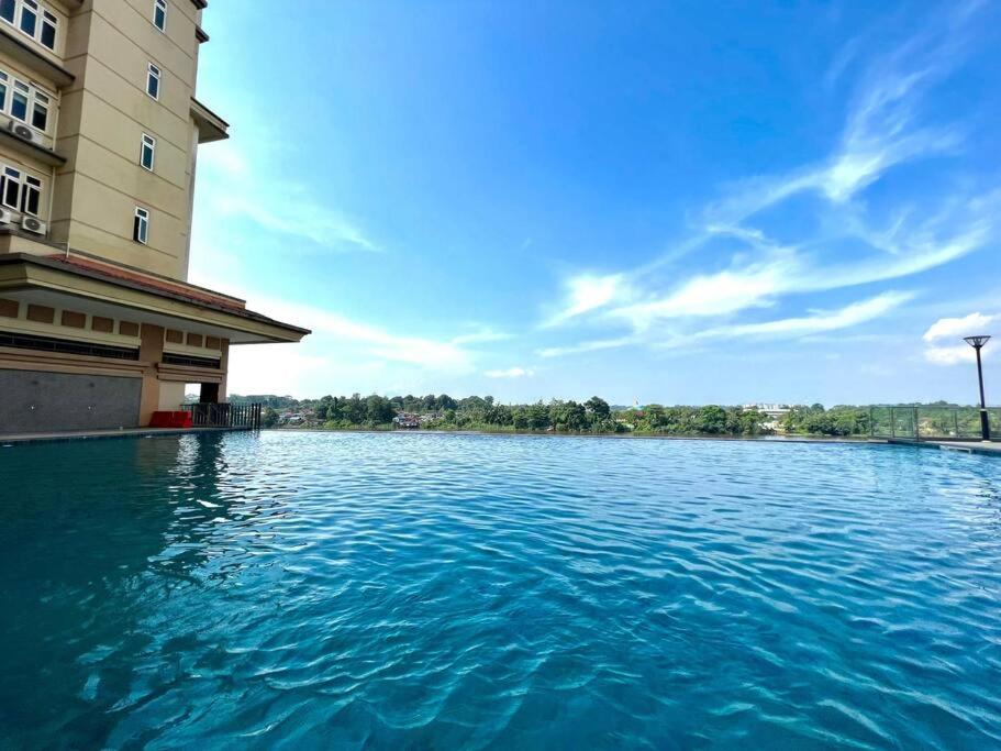 Elegant Riverine Diamond Homestay With Pool - Tap to explore photos