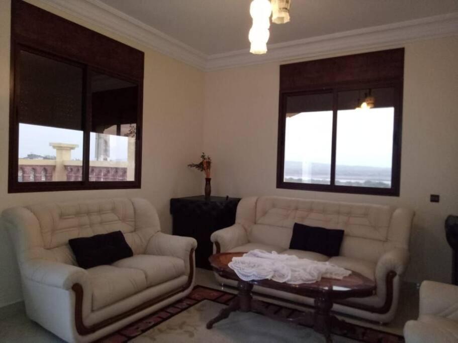 magnifique villa avec un merveilleux view face à la mer et avec trois terrasses + un garage , soyez les bienvenus profitez de cette belle villa et sa largeur au moindre prix