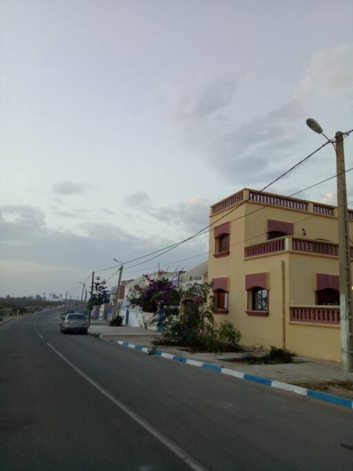 magnifique villa avec un merveilleux view face à la mer et avec trois terrasses + un garage , soyez les bienvenus profitez de cette belle villa et sa largeur au moindre prix photo 4
