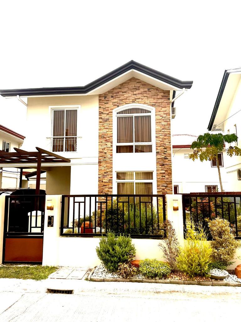 Cozy 3BR Home with Garden, Pool & Modern Comforts photo 1