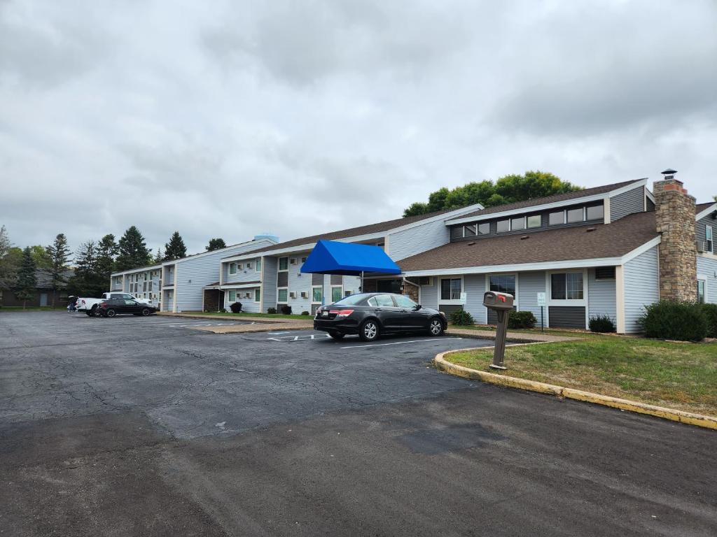 Stillwater Inn & Suites photo 2