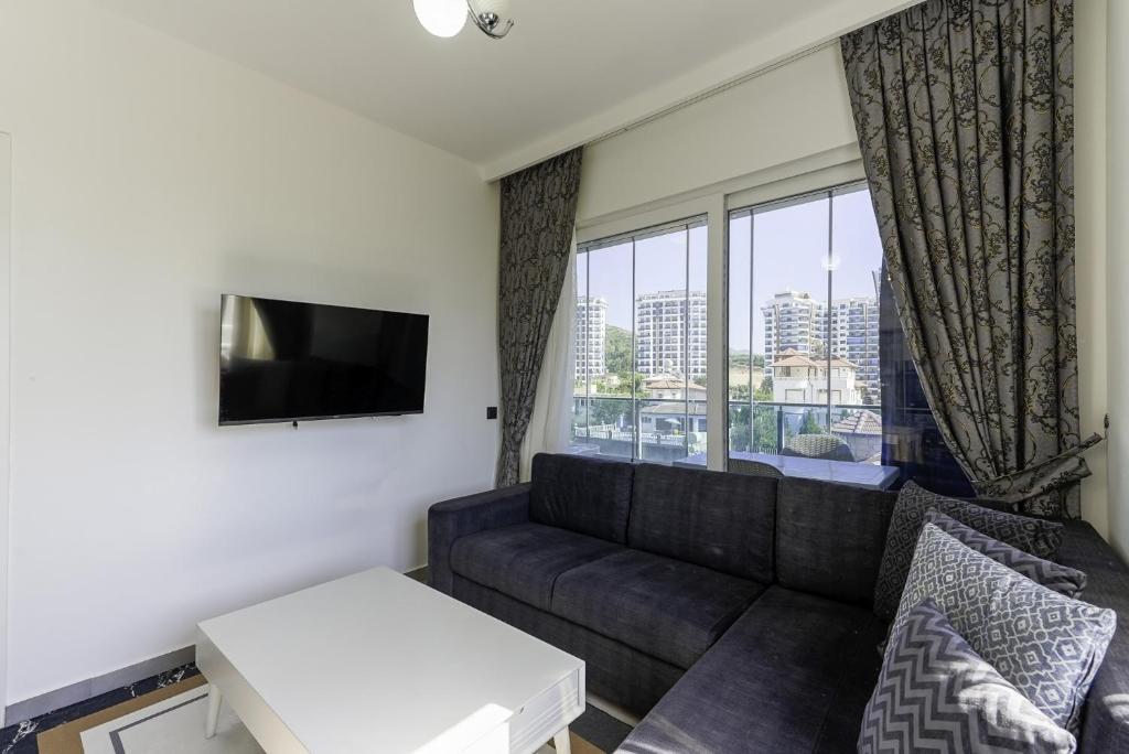 Residence w Balcony and Shared Pool 7 min to Coast photo 4