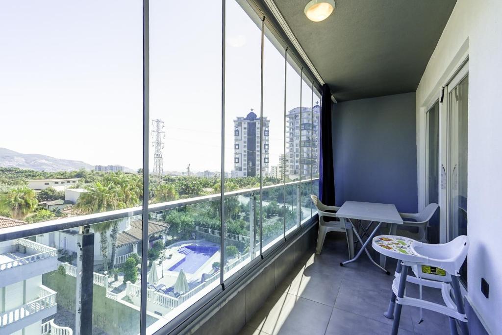 Residence w Balcony and Shared Pool 7 min to Coast photo 3