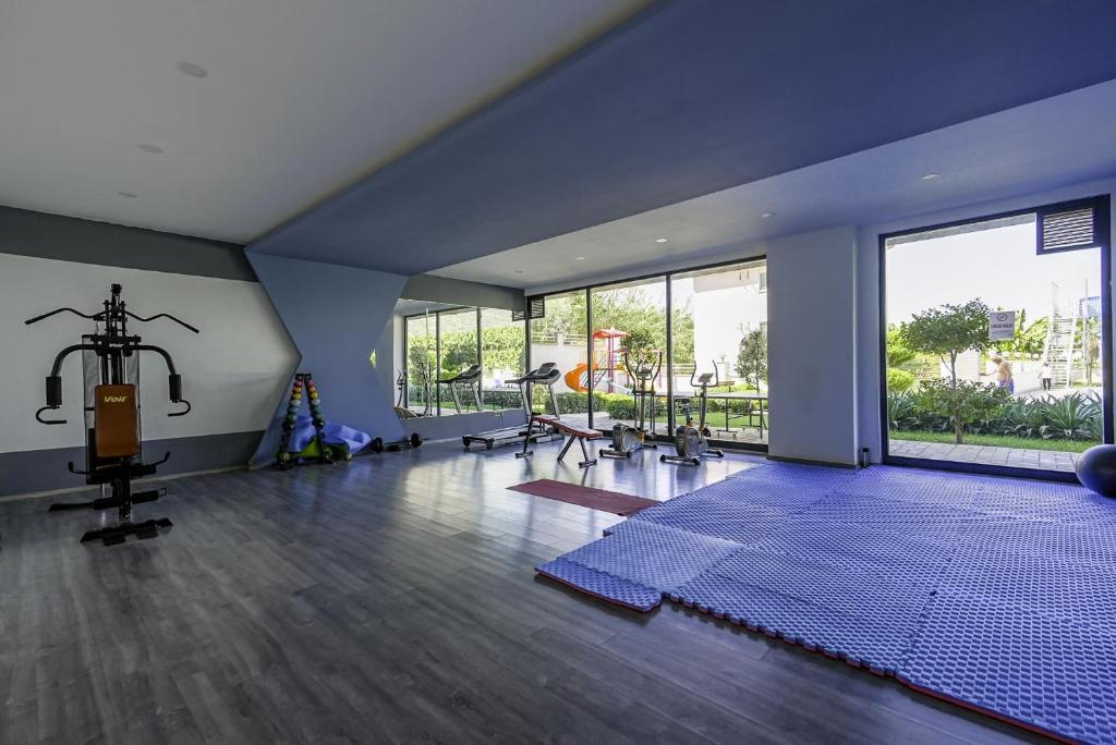 Residence w Balcony and Shared Pool 7 min to Coast