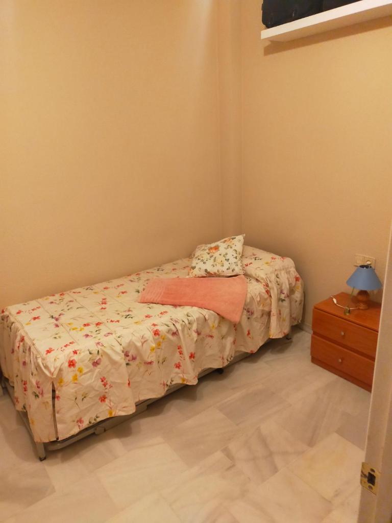 Es HABITACION en piso compartido! - Tap to explore photos