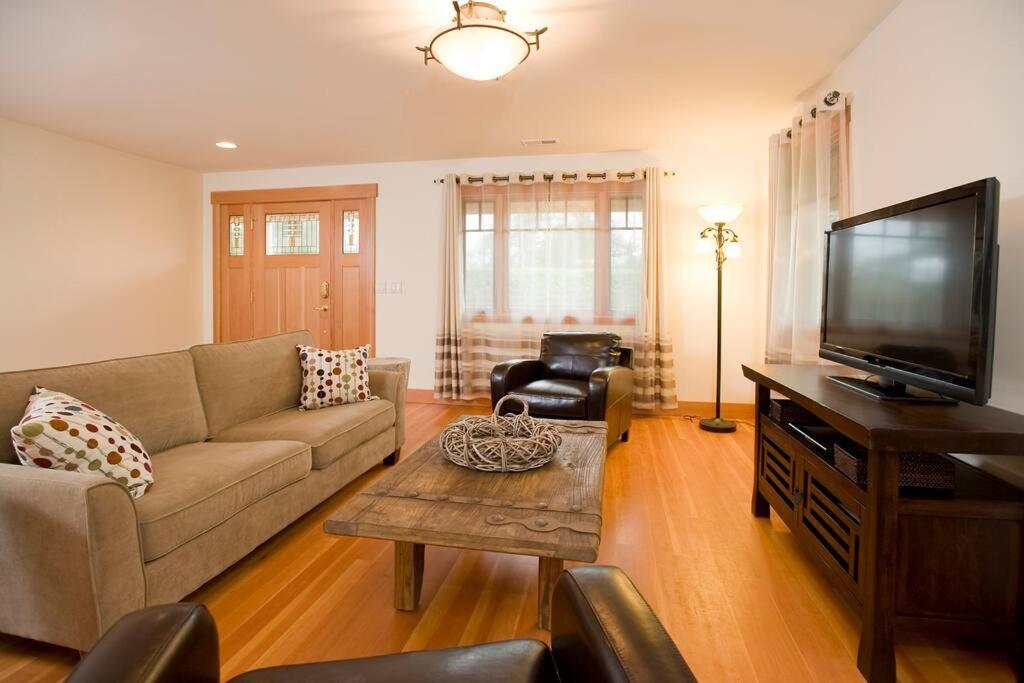 Woodinville's Hollywood Hill Guest House photo 2