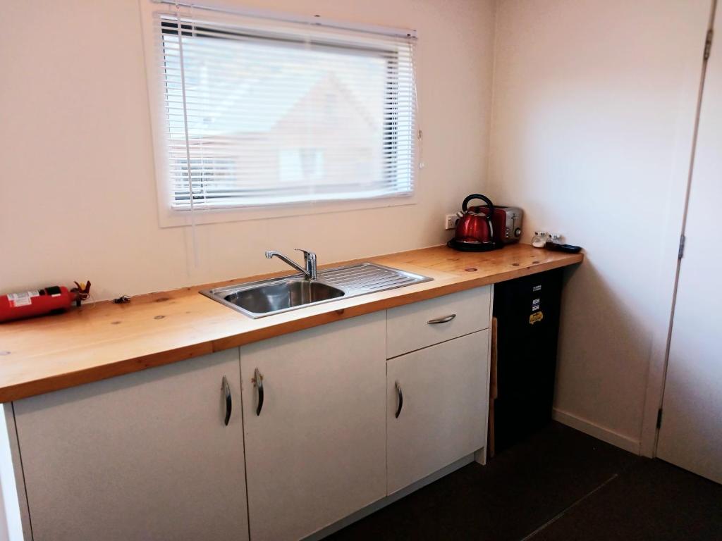 Delightful Lake Hawea Cabin with Mountain Views photo 4