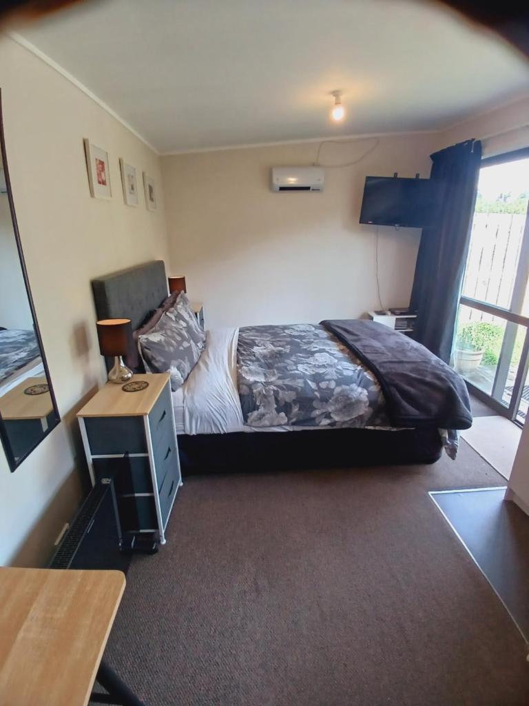 Delightful Lake Hawea Cabin with Mountain Views photo 3