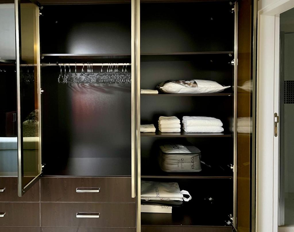 NEW Seaview Bachelor Apartment Privacy + Closets photo 3