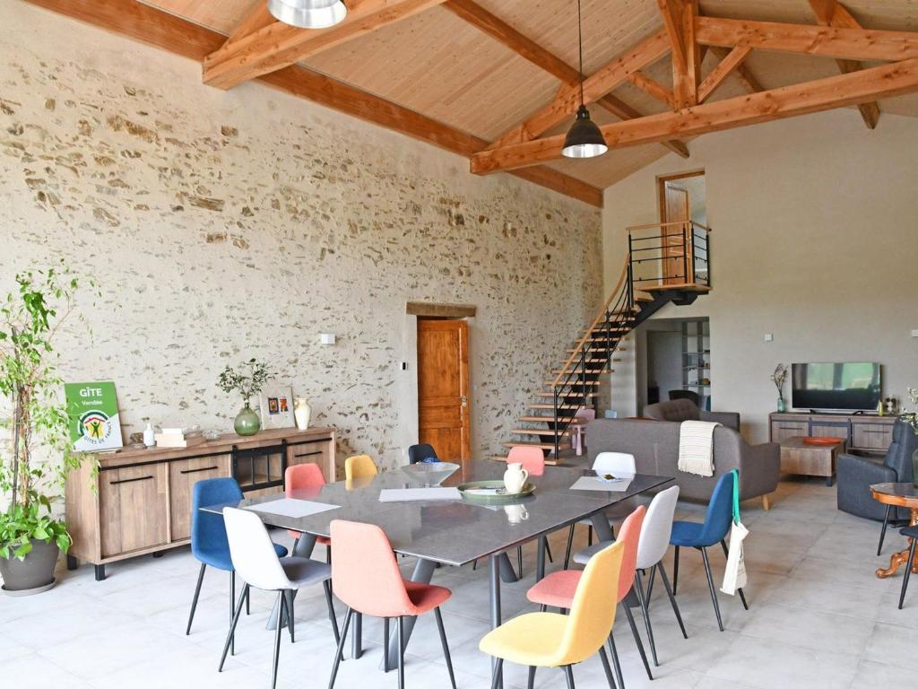 Gîte Cheffois, 6 pièces, 14 personnes - FR-1-426-536 photo 2