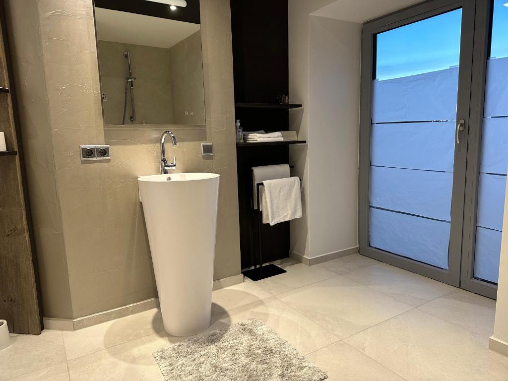 WPA Apartments - Zimmer- Modernes Apartment mit Parkplatz,WiFi,Netflix photo 1