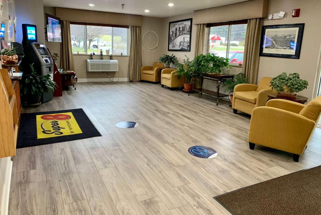 Super 8 by Wyndham Clearfield photo 2