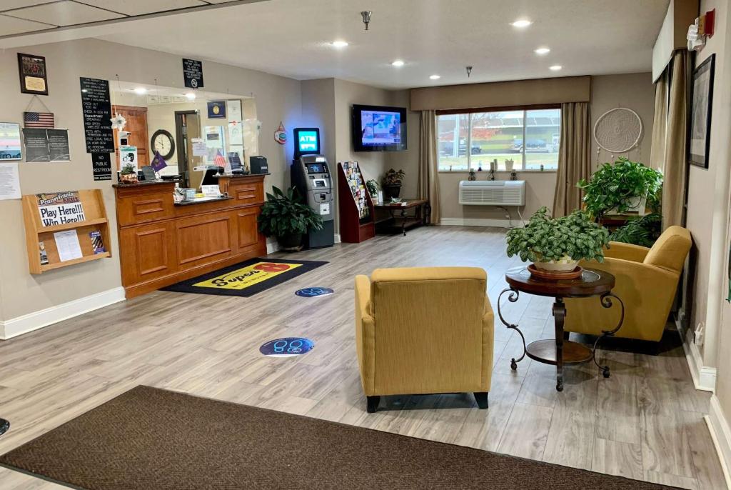 Super 8 by Wyndham Clearfield photo 3