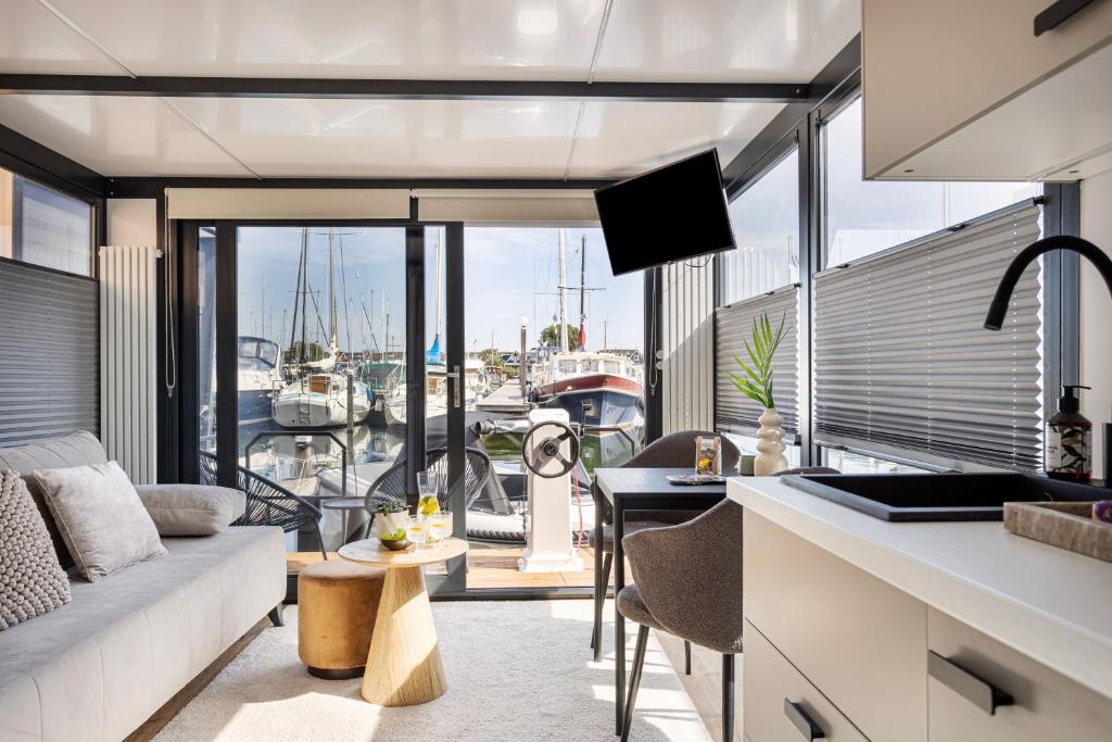 Cosy tiny houseboats near beach and restaurants