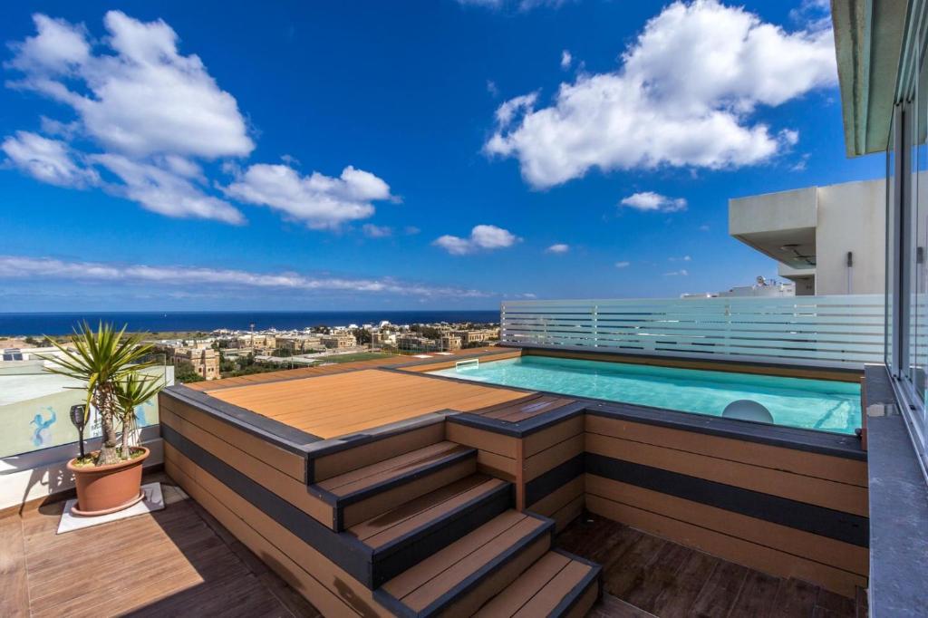 Shared living with host - Private room in Penthouse with Pool, Hot-tub and Sea-view photo 1