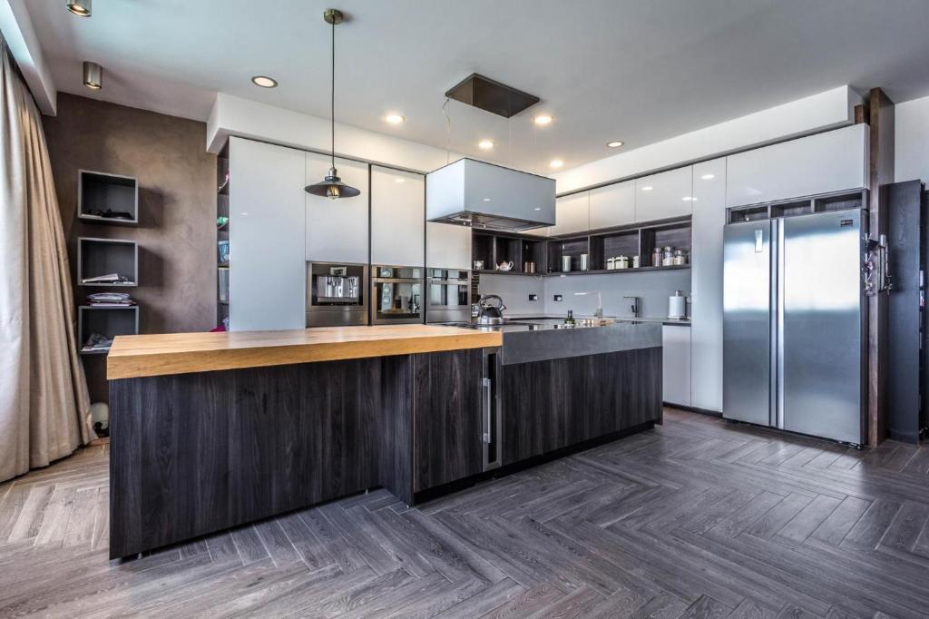 Shared living with host - Private room in Penthouse with Pool, Hot-tub and Sea-view photo 3