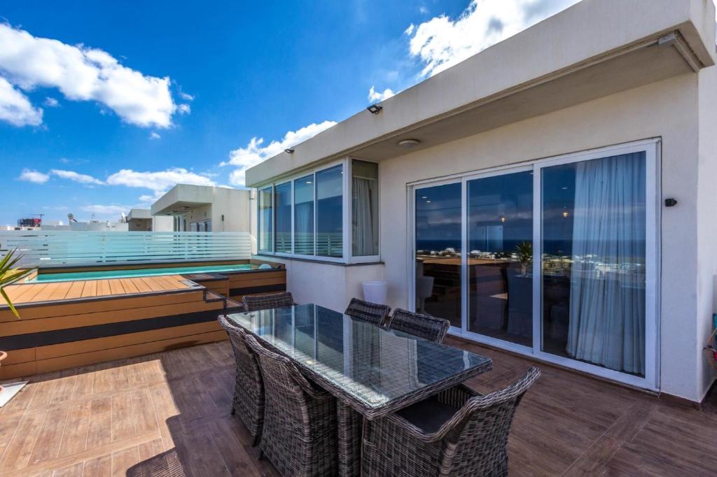Shared living with host - Private room in Penthouse with Pool, Hot-tub and Sea-view photo 2