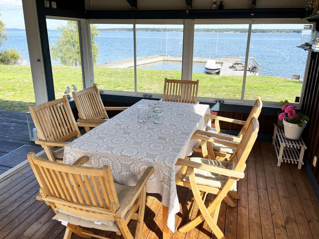 Cozy cottage next to the sea, located on Hasslo photo 4