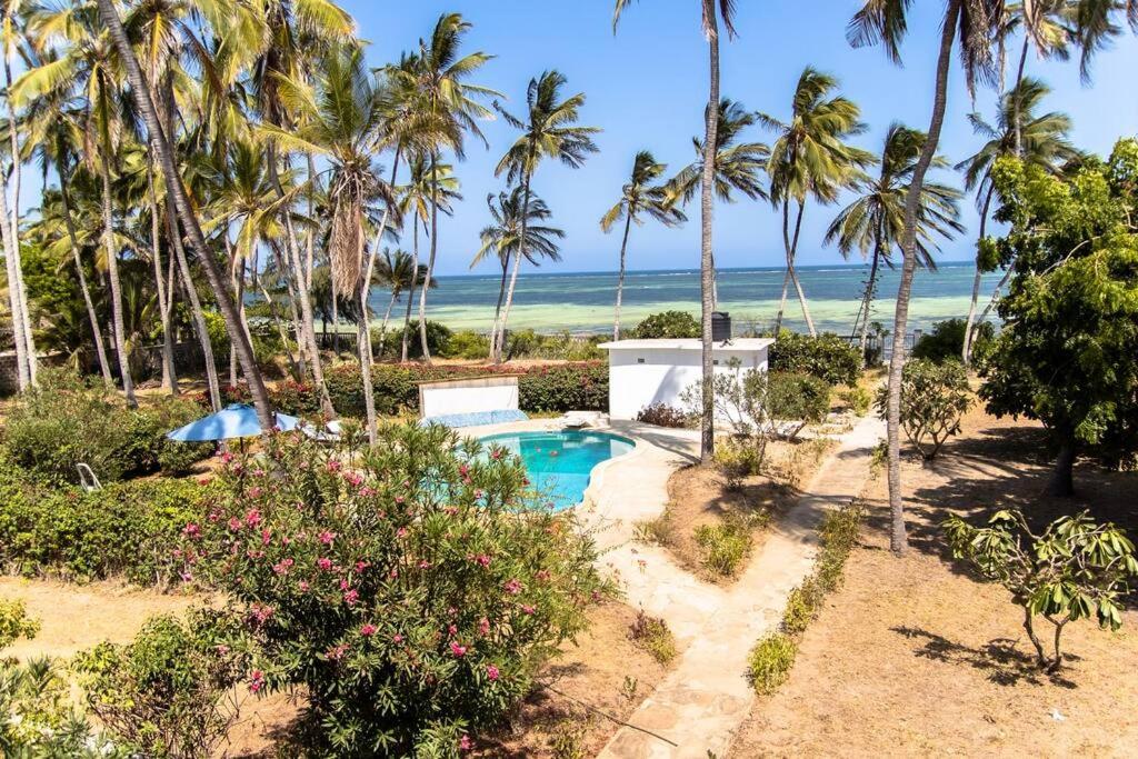 Sand and Shells Beach House- 4 Bedroom with a pool photo 2