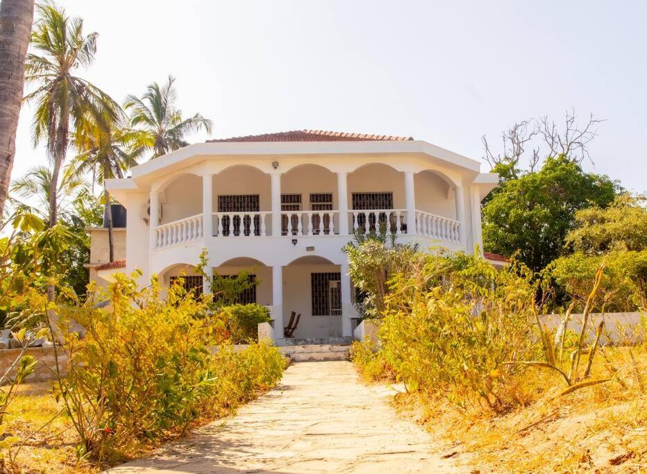 Sand and Shells Beach House- 4 Bedroom with a pool photo 3