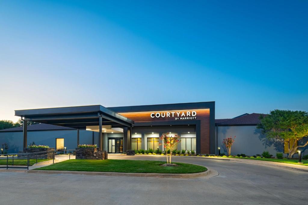 Courtyard by Marriott Fort Worth University Drive image