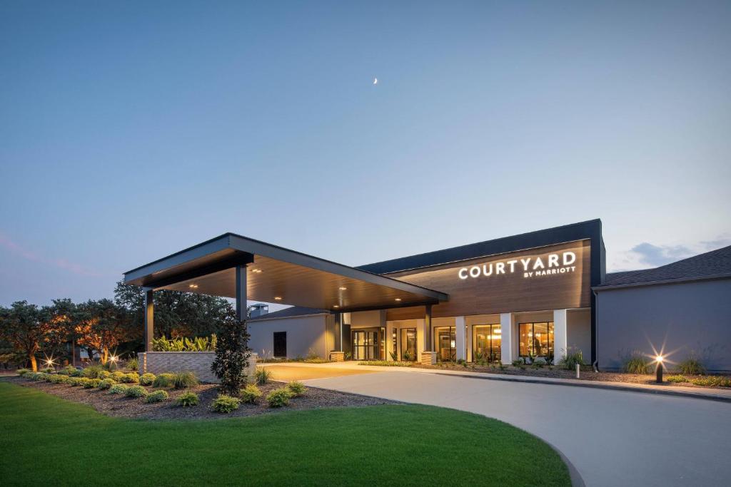 Courtyard by Marriott Addison Midway image
