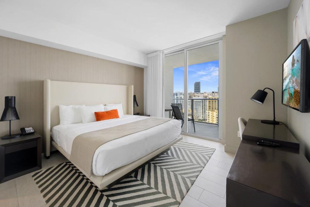 Hyde Beach House Waterway image