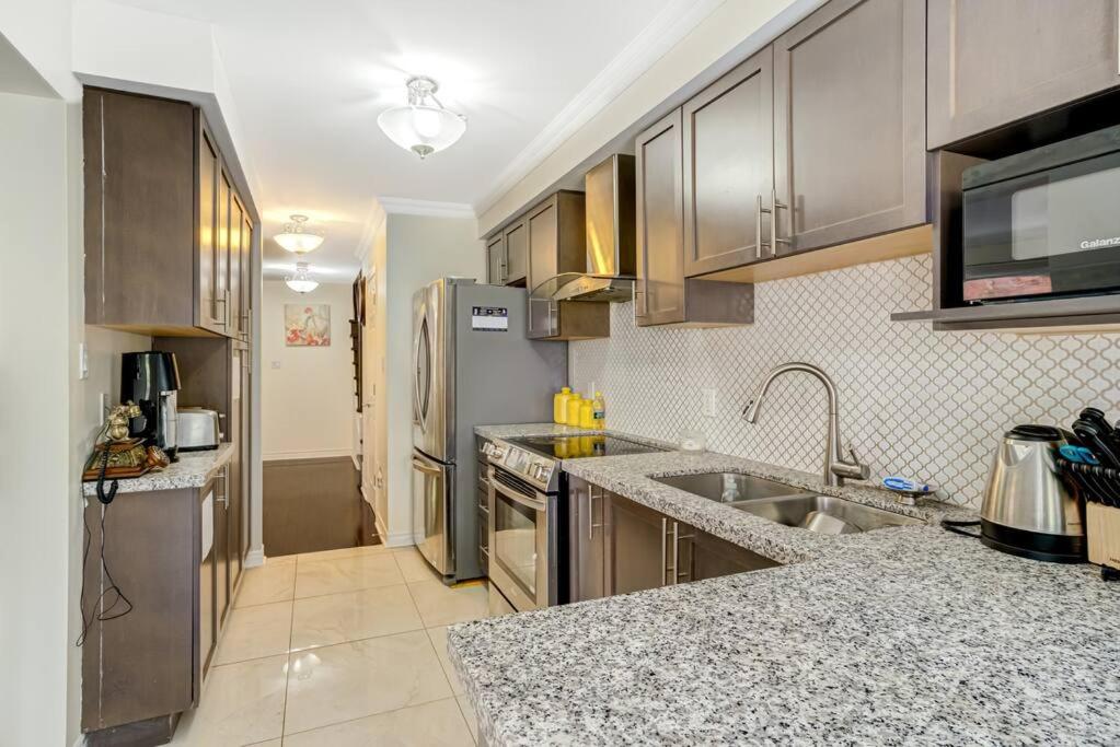 Luxury Home In Castlemore Brampton photo 4