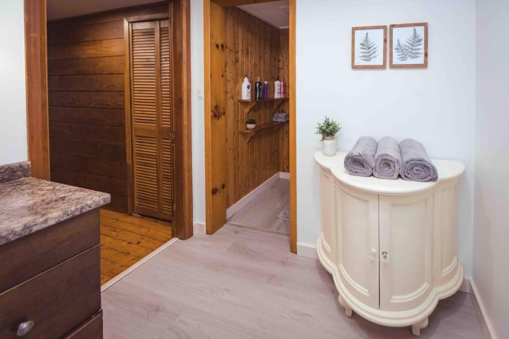 Fabulous Rustic Waterfront Cottage in Niagara photo 3