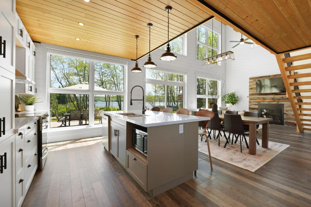 Luxury Muskoka New Build Cottage 4 Bedroom photo 4