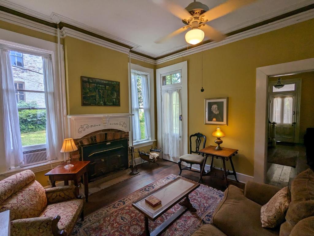 Admiral Fuqua House - 4 BR 2 BA Millionaire's Row photo 3