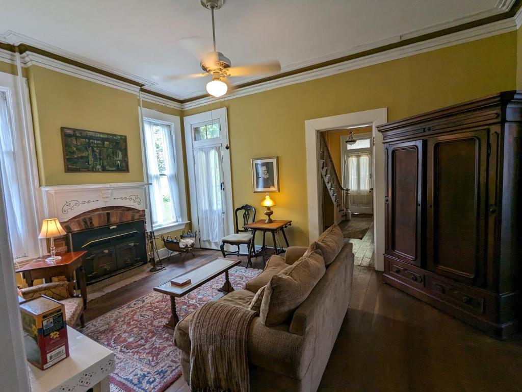 Admiral Fuqua House - 4 BR 2 BA Millionaire's Row photo 4
