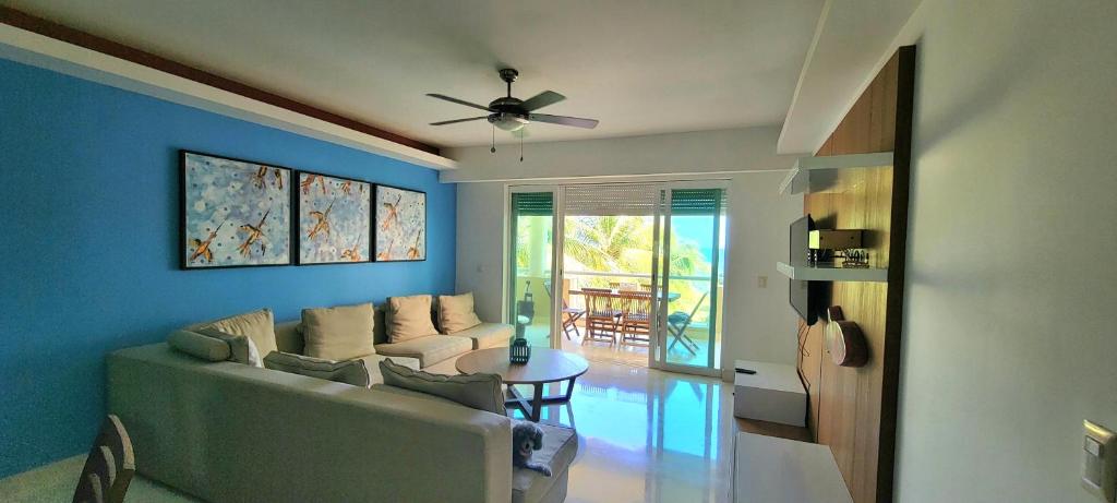 Beachfront Family 3Bdrm Condo with Pool + Balcony photo 3