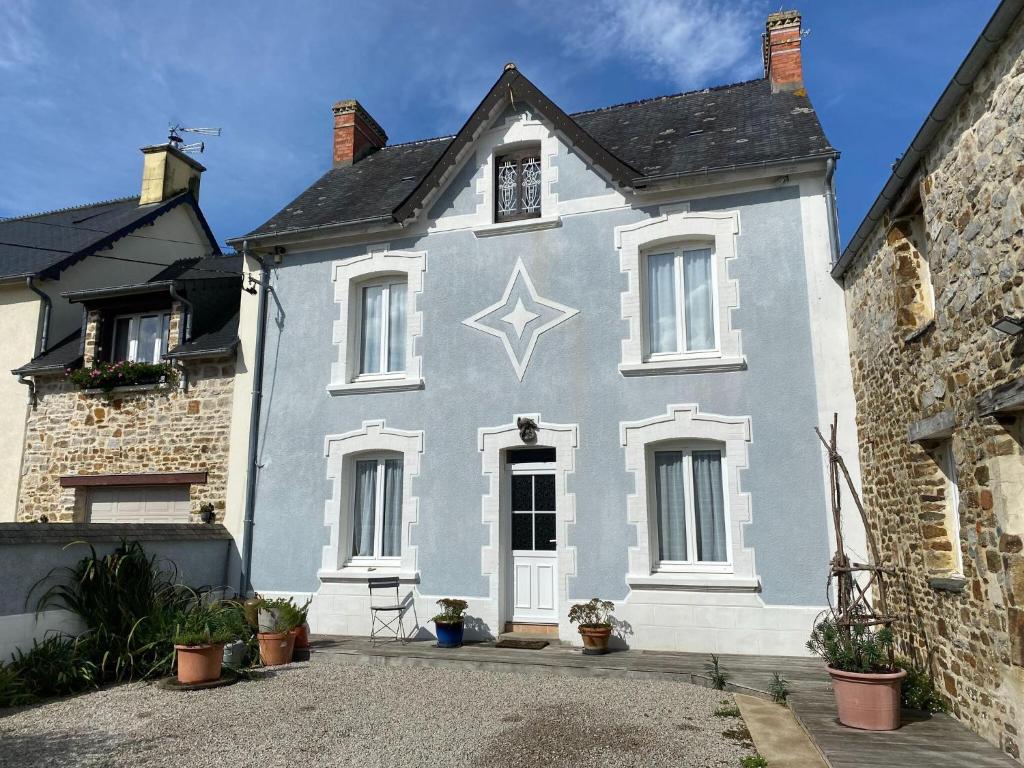 Charming holiday home with a large garden in the Cotentin