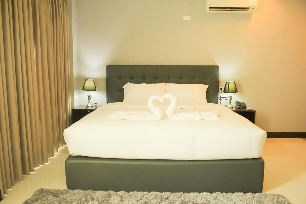 The Upperhouse Hotel – Boutique Stay with City & River Views - Tap to explore photos