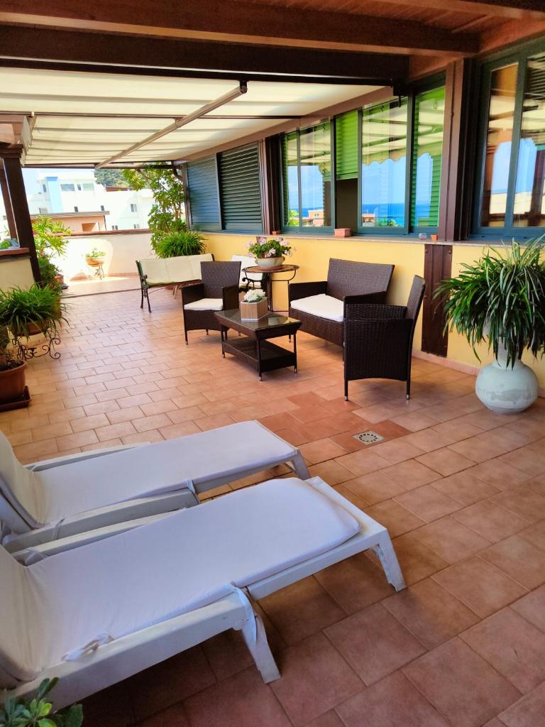 "Appartamento del Mare Gliaca" con vista Isole Eolie,ampia terrazza,wifi e parcheggio gratuito photo 1
