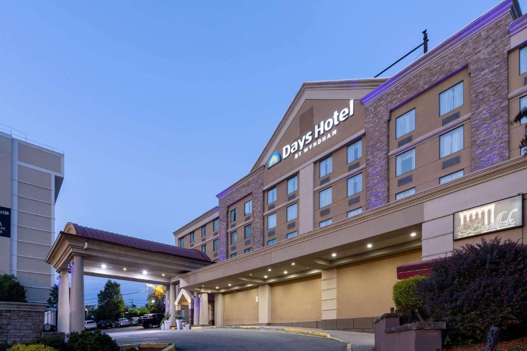 Days Hotel by Wyndham North Bergen /NYC Area image