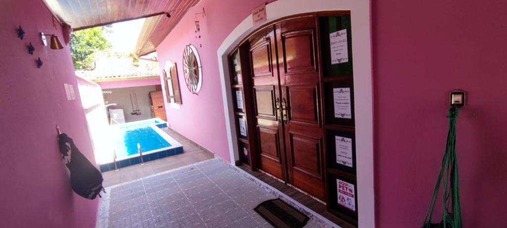 Casa Rosa de Peruíbe - Casa de Temporada 3 dormitórios, 10 hóspedes, piscina, wi-fi, netflix, 800 metros da praia photo 2