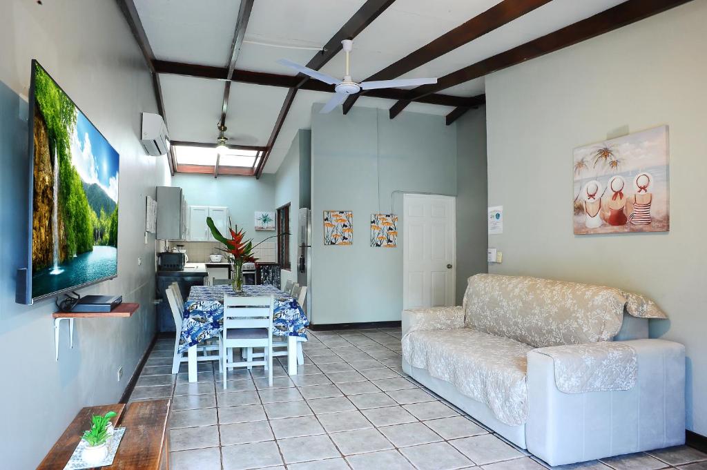 Private Fully Furnished Home at Wide Mouth Frog Hostel Quepos
