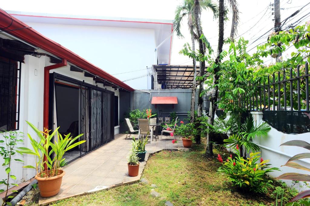 Private Fully Furnished Home at Wide Mouth Frog Hostel Quepos photo 4