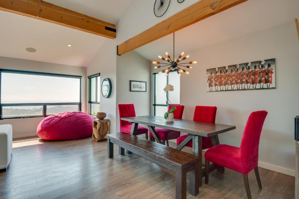 Malibu Retreat with Balcony and Mountain Views photo 1