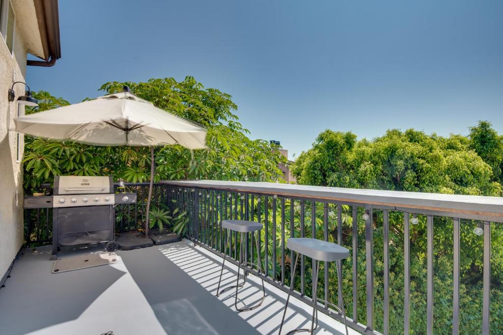 Malibu Retreat with Balcony and Mountain Views photo 2