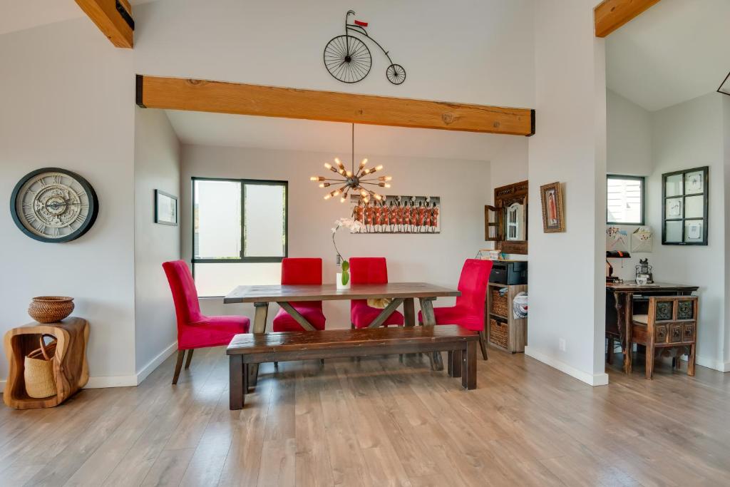 Malibu Retreat with Balcony and Mountain Views photo 4